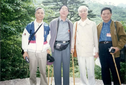 本文作者（左二）與文友袁行霈（右二，第八(7157905)-20250512093141