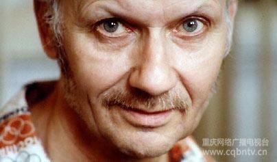 俄羅斯殺人狂——Andrei Chikatilo　　Andrei Chikatilo 曾經(jīng)是一名受人尊敬的老師，在家人眼中更是一個慈祥和藹的祖父，在鄰居眼中則是一個快樂的已婚男人，他是那一種在“可能是連環(huán)殺手”的嫌疑名單中排名最低的人，偏偏他正是俄羅斯一連串虐殺和食人案件的元兇。