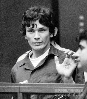 惡魔的首席門徒——Richard Ramirez 　　在 1984 年至 1985 年的一年里，洛杉磯和三藩市都被一片恐怖的氣氛所籠罩，一切也是因為一名神秘的連環(huán)殺手所致。他喜歡偷偷在晚上潛入別人的家中，然后把成年的男性射殺或扼死，再把女性和小孩暴力強奸、殺害再肢解，在完事后則下他的標(biāo)志——一個倒轉(zhuǎn)的五角星，在墻上、在鏡子上，甚至在死者身上