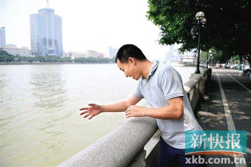 昨日,的哥朱亮向記者演示了一次當時跳江救人的過程。