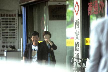 被醫(yī)托哄騙的患者，輕者毫無(wú)療效，延誤病情；重者小病大治，戕害生命。去年12月，因月經(jīng)周期不準(zhǔn)，西北大學(xué)一名大二女生來(lái)到西安交大一附院，誰(shuí)知排隊(duì)候診時(shí)，被一名20歲左右的女醫(yī)托哄騙到長(zhǎng)安區(qū)某家民營(yíng)醫(yī)院治療，結(jié)果經(jīng)一通掛號(hào)、檢查后，居然還被要求做手術(shù)。最終，她把剛從學(xué)校領(lǐng)到的3000元獎(jiǎng)學(xué)金一下子花光了。