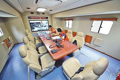 據(jù)介紹，地震車內(nèi)部可容納十余人開會。河南省地震局供圖