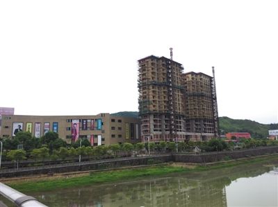 江西省德興市福泰房地產(chǎn)開(kāi)發(fā)有限公司的項(xiàng)目已爛尾停工兩年。這家公司2011年拍下“地王”項(xiàng)目，迄今仍保持著最高地價(jià)紀(jì)錄。 新京報(bào)記者 孫瑞麗 攝