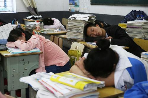6月1日，隨著高考的逼近，高三學(xué)子進(jìn)入最后的沖刺。在安慶市桐城市天城中學(xué)，上千名高三學(xué)子為了節(jié)約時(shí)間，中午不再往返出租屋或家里，飯后趴在教室的課桌上集體午休。