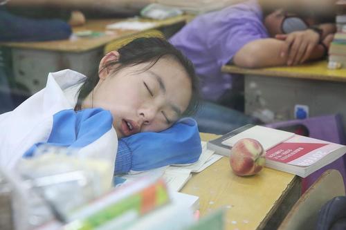 天城中學在校學生有3500余人，為了讓孩子能專心學習，約有2800多名家長選擇來校陪讀，和孩子租住在一起，照顧孩子的生活。
