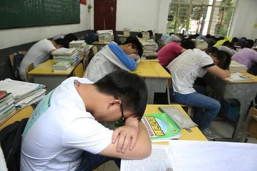 高考即將到來，學(xué)生午飯過后全部選擇在教室休息。