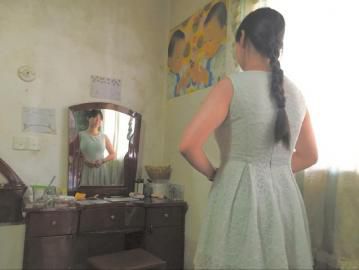 5日，李佳站在鏡子前，穿上最愛的裙子，可是裙子有點緊，不好看了。