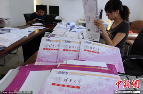 資料圖。清華大學(xué)發(fā)放錄取通知書。范繼文 攝 圖片來源：CFP視覺中國