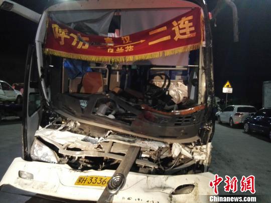 圖為載客大巴車(chē)，受損嚴(yán)重。