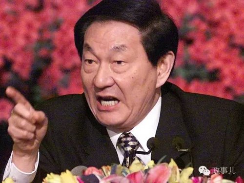 “政事兒”(微信ID:gcxxjgzh)注意到，朱镕基作為國(guó)務(wù)院前總理，在任期內(nèi)，房地產(chǎn)調(diào)控是其主導(dǎo)的刺激經(jīng)濟(jì)政策之一。