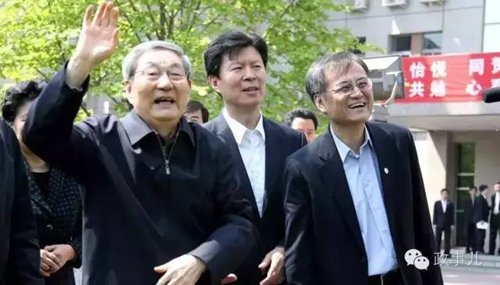 據(jù)媒體報(bào)道，在這次交流中，朱镕基還重點(diǎn)談?wù)摿朔康禺a(chǎn)問(wèn)題。