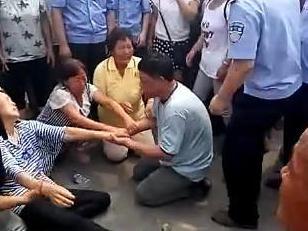 媒體：官員下跪都為啥？跪領(lǐng)導(dǎo)跪紀(jì)委跪大師…