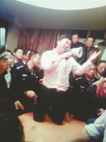 媒體：官員下跪都為啥？跪領(lǐng)導(dǎo)跪紀(jì)委跪大師…