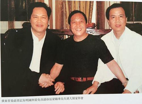 媒體：官員下跪都為啥？跪領(lǐng)導(dǎo)跪紀(jì)委跪大師…
