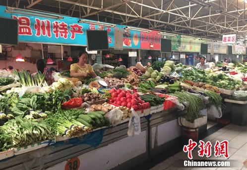 北京西城區(qū)某農(nóng)貿(mào)市場內(nèi)的蔬菜攤位。<a target='_blank' href='http://www.chinanews.com/' >中新網(wǎng)</a> 種卿 攝