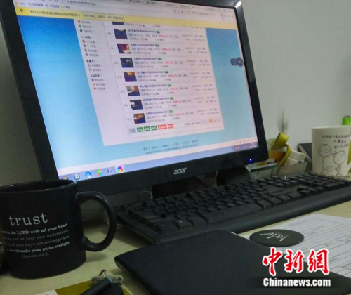 圖為北京一小中介公司在網(wǎng)上刷“假房源”。呂春榮 攝