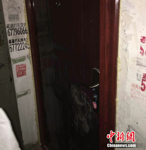 圖為黑中介踹門(mén)過(guò)后的場(chǎng)景。受訪者供圖