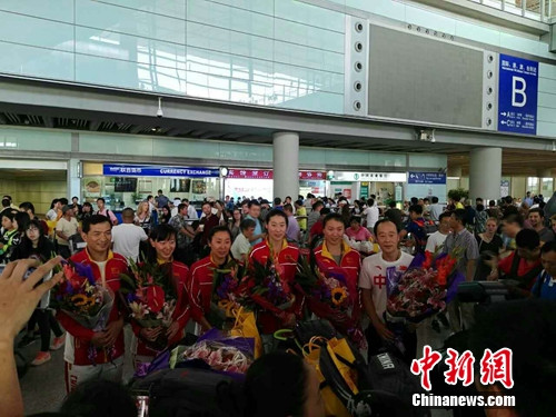 14日，在里約奧運(yùn)會(huì)摘得女子重劍團(tuán)體賽銀牌的中國(guó)女子重劍隊(duì)抵達(dá)北京。呂春榮 攝
